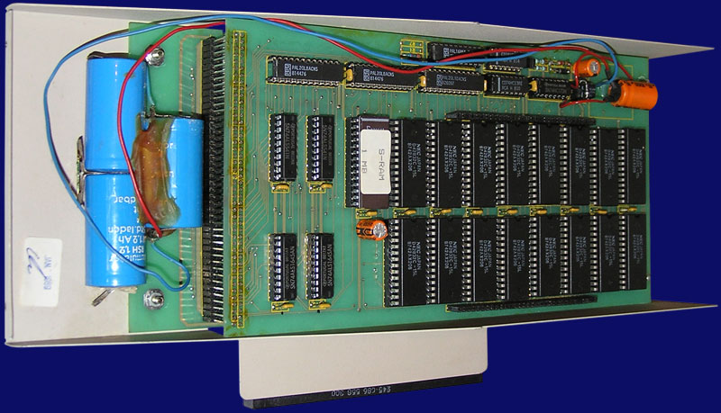 Combitec S-RAM - Gehäuse geöffnet mit einer SRAM-Tochterplatine, Vorderseite